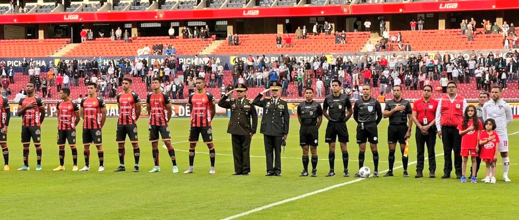 PoliciaEcuador's tweet photo. DESTACADO |
Nuestra gratitud a @LDU_Oficial por el reconocimiento entregado a @PoliciaEcuador, durante el evento deportivo "El Partido por la Unión", acto simbólico de llamado a la unión entre la comunidad y Fuerza Pública
Recibe la distinción #CrnlWilsonPavón, #CmdtDMQ. https://t.co/T6OIWOMR1t