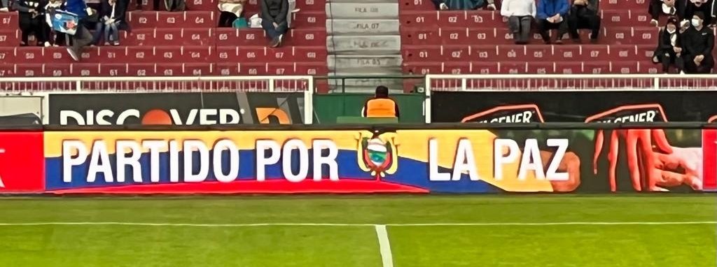 PoliciaEcuador's tweet photo. DESTACADO |
Nuestra gratitud a @LDU_Oficial por el reconocimiento entregado a @PoliciaEcuador, durante el evento deportivo "El Partido por la Unión", acto simbólico de llamado a la unión entre la comunidad y Fuerza Pública
Recibe la distinción #CrnlWilsonPavón, #CmdtDMQ. https://t.co/T6OIWOMR1t