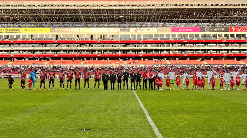 PoliciaEcuador's tweet photo. DESTACADO |
Nuestra gratitud a @LDU_Oficial por el reconocimiento entregado a @PoliciaEcuador, durante el evento deportivo "El Partido por la Unión", acto simbólico de llamado a la unión entre la comunidad y Fuerza Pública
Recibe la distinción #CrnlWilsonPavón, #CmdtDMQ. https://t.co/T6OIWOMR1t
