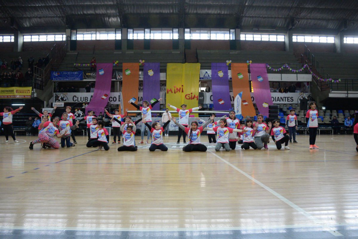 robbiani_diego's tweet photo. Muy lindo el #MiniGym
Felicitaciones al equipo de deportes por la organización y a quienes fueron parte de las más de 40 coreografías que se presentaron. https://t.co/qyoQkpxlYf