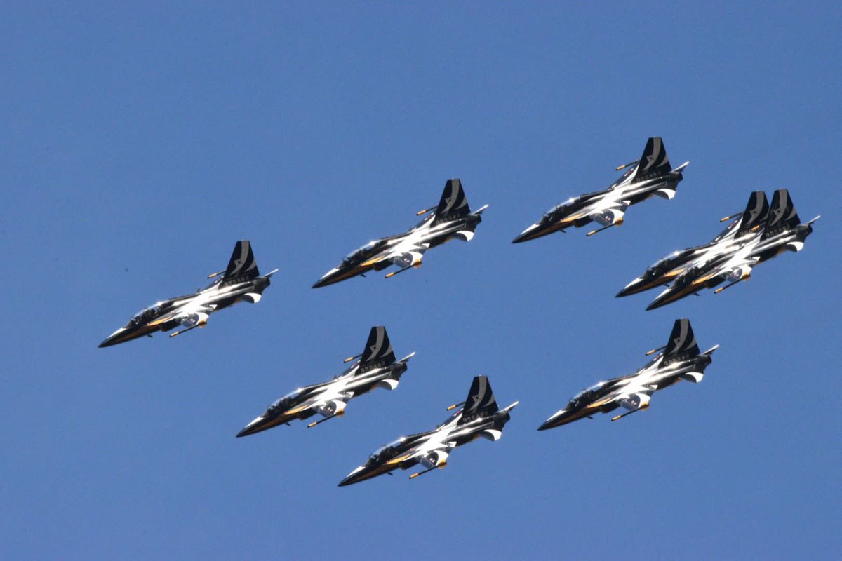 The ‘Black Eagles’ - South Korean AF Display Team over Bedfordshire earlier. An impressive sight! #BlackEagles @svas_oldwarden @ShuttleworthTru @BeaverWestminst @clark_aviation @ClassicAircraft