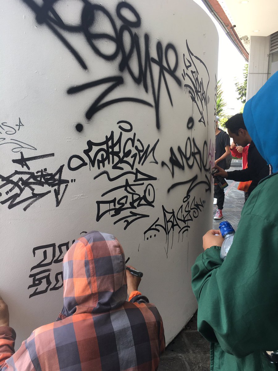 ECStreetGallery's tweet photo. 💣 🤖💣
Tags
Lanzamiento de la revista UltraVandalPro 2
.
.
#uvp #tagas #quito #ecuador #graffitiecuador #graffiti #spraycanart #puma #nft #nftart #nftgraffiti #streetphotography #nftarchive #nftphotography #acab 🔺 https://t.co/iLiFLxUTmD