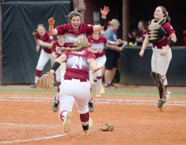 In today's Inside Pitch, softball great Jessi Warren reveals 5 mistakes players and parents continue to make in the travel ball world which don't look good to college coaches, either!
bit.ly/3zcjVDS