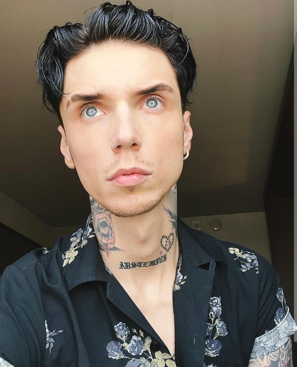 dean_hell_'s tweet photo. Sono un figo stratosferico anche se è un mese che non mi lavo, ho i capelli più zozzi che mai ma cazzo ho fascino https://t.co/YCOzz7Hs6f