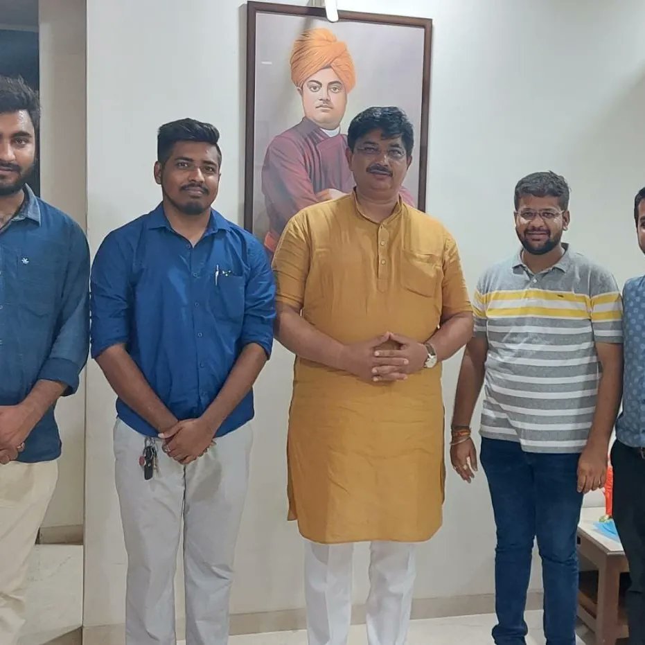 ShailChoksi15's tweet photo. સેવા એજ પર્મો ધર્મ ને સાકાર કરનાર તથા સંગઠક અને અમારા માર્ગદર્શક ભાજપ ગુજરાત પ્રદેશના અગ્રણી મોટાભાઈ શ્રી Amit Thaker જીને તેમના જન્મ દિવસની અનંત શુભેચ્છા સહ શુભકામનાઓ.
#HBAmitThaker ji https://t.co/j1OHJLdsyY