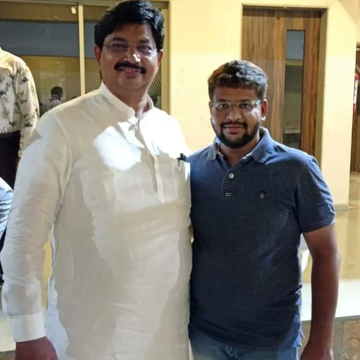 ShailChoksi15's tweet photo. સેવા એજ પર્મો ધર્મ ને સાકાર કરનાર તથા સંગઠક અને અમારા માર્ગદર્શક ભાજપ ગુજરાત પ્રદેશના અગ્રણી મોટાભાઈ શ્રી Amit Thaker જીને તેમના જન્મ દિવસની અનંત શુભેચ્છા સહ શુભકામનાઓ.
#HBAmitThaker ji https://t.co/j1OHJLdsyY