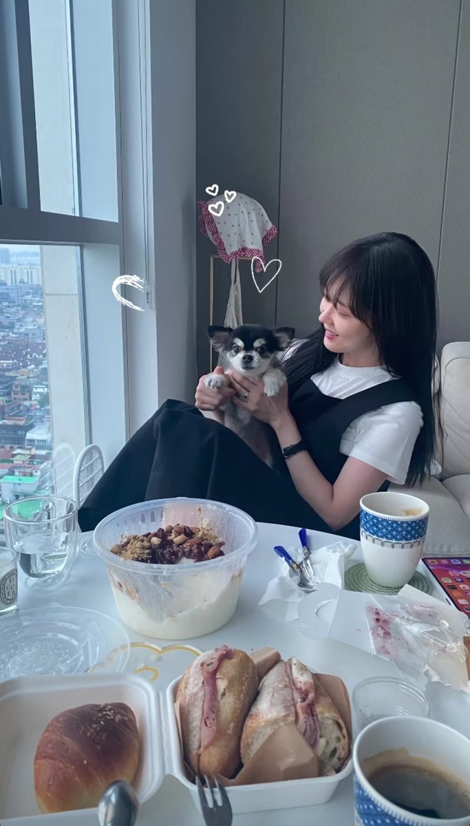 turns out jang nara was actually at pyo yijin's house. why didn't i recognize her dog sooner? anyway, i am so happy she's still so close with her vip cast. i love their bond sm!!