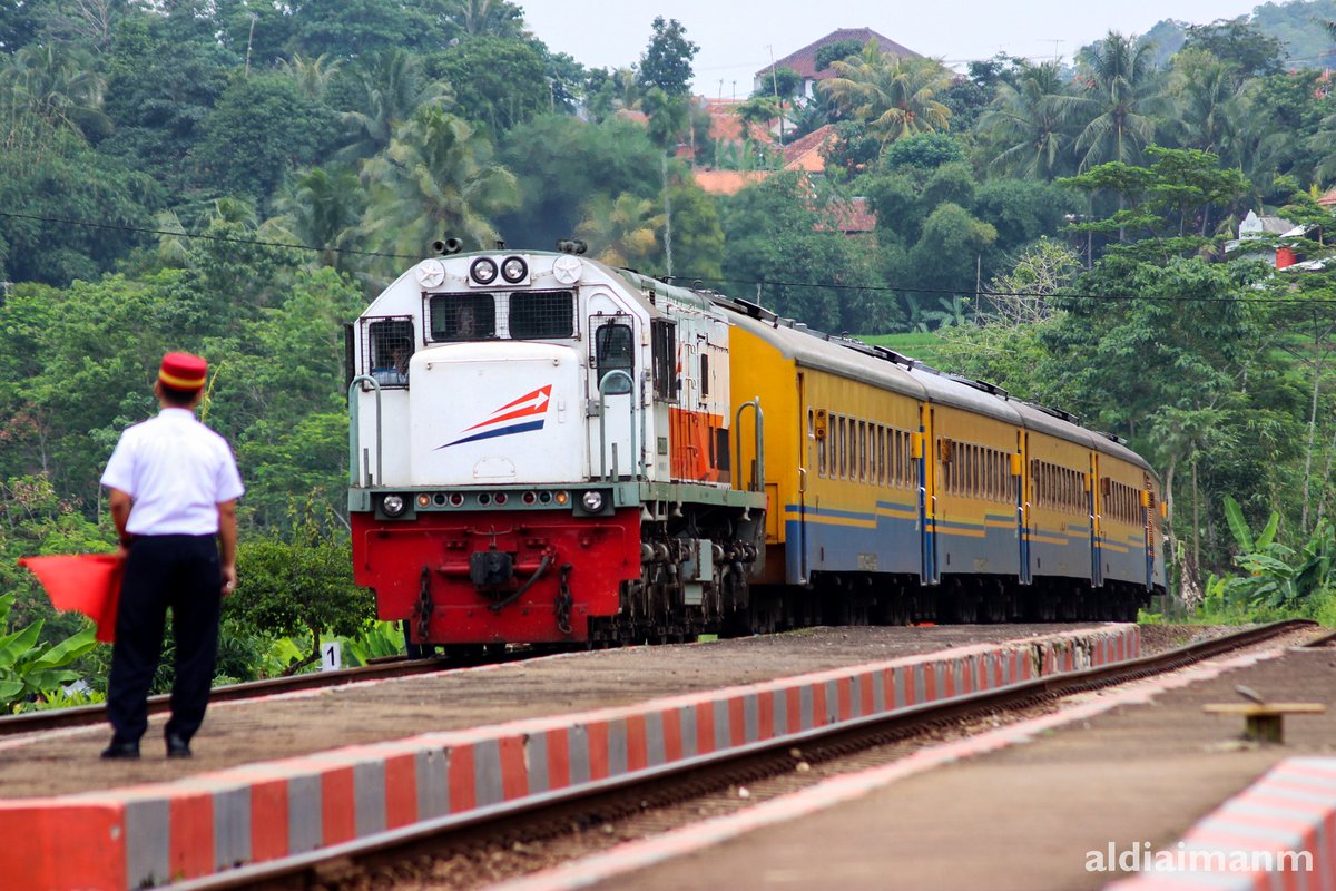 aldieaimanCC204's tweet photo. Pemberhentian terakhir stasiun Cisomang sekitar tahun 2015.
#fotosepur #keretaapikita #daop2 https://t.co/NcjJimeR2U