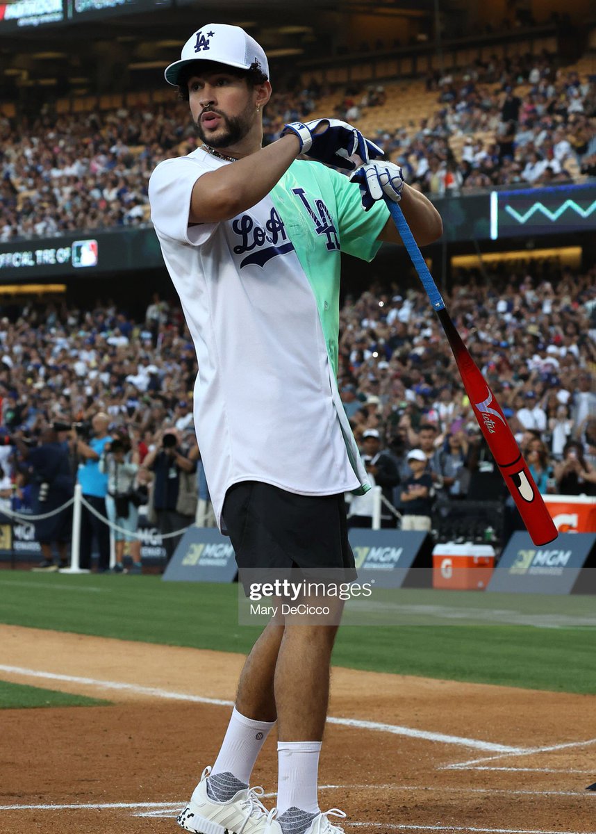 Bad Bunny Dinámicas on X: 📸 foto de bad bunny en el MLB All