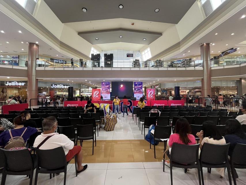 AMANDAmazings's tweet photo. Good afternoon everyone!! 💛

📍 ROBINSONS ANTIPOLO
@amandaazamora @kerizamora206

📸 @Carol_Masangkay 

#ConnectedMallShow 
#ConnectedTheMovie https://t.co/V8Wn9XiTqy