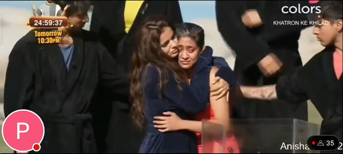 okkayylol's tweet photo. how precious these caps are, rubina consoling her like a sister, faisu's hug, the way pratik kept his hand on her head 🫶🏻🥺

#ShivangiJoshi | #KhatronKeKhiladi12 | #KKK12 | #ShivangJoshiInKKK12 https://t.co/fDfWKq2Q6a