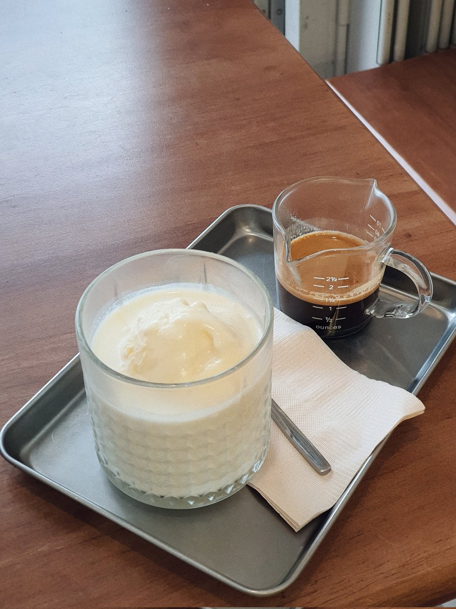 iliveinthisbed's tweet photo. สมบัติของชาวพระโขนง เมนูสุดเลิฟของเราคือ "iced coffee" espresso shot served with ice cream in fresh milk ใครไม่ทางกาแฟก็มีเครื่องดื่มให้เลือกเยอะอยู่ ขนมก็มีกรุบ ครัวซองต์ บราวนี่ ใครหาคาเฟ่ใกล้บีทีเอส ลองมาแวะได้
@CAFETELLER @aroii @Kin24hrs https://t.co/1zFHIf0HFe