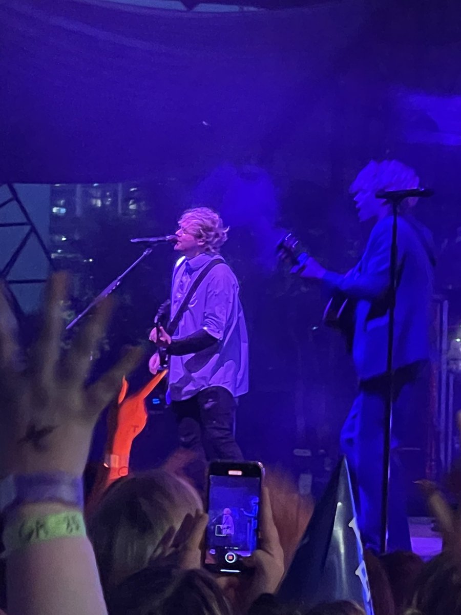 sidneyyjones's tweet photo. Tonight was amazing, thank you 💛💛 #TakeMyHandChicago #TakeMyHandTour https://t.co/EmKNbuOLAk