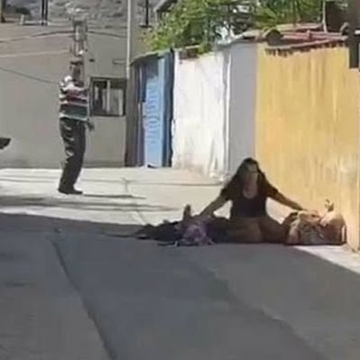 guclusinemm's tweet image. Son ana kadar vazgeçmedi tek derdi annesine babasına tampon yapıp hayatta tutmaktı arkasından kalleşçe vuruldu ! Katilin evinden bağıran aile üyesi kadın hepsini öldür çocukları da öldür kökünü kurut diye bağırdı #28kurşun