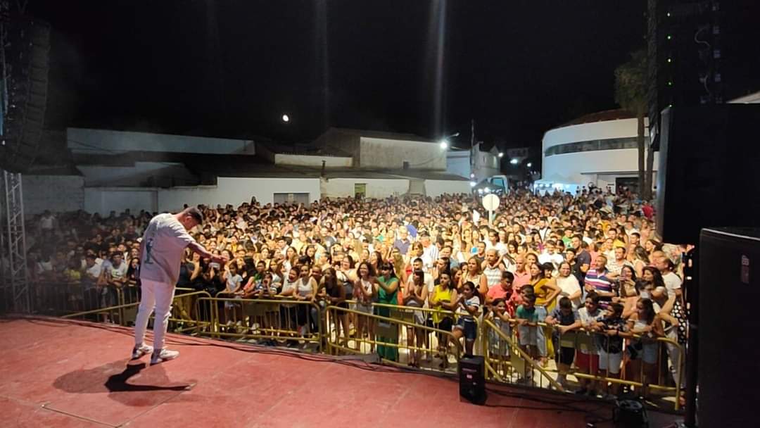 hoyvalverdeleg's tweet photo. Cómo está el concierto de Sergio Contreras. No cabe ni un alfiler.
#valverdedeleganes
#hoyvalverdedeleganes
#fevalpop
#ohara
#sergiocontreras
#javirodriguez https://t.co/7qitBYCbts