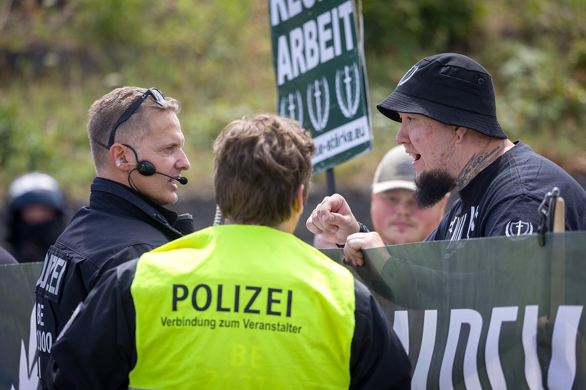 KaiSchwerdt's tweet photo. #Bilddokumentation zum #Nazi-Aufmarsch der #NeueStärke Partei am Samstag 16.07.22 in #Mainz. Rund 60 #Neonazis der #NSP versuchten vergeblich zu marschieren. Bereits nach wenigen Metern wurden sie von #dankeAntifa gestoppt. #block1607mz #mz1607 

73 Fotos: https://t.co/ZvQD6GSqRp https://t.co/BLhczzj9wt
