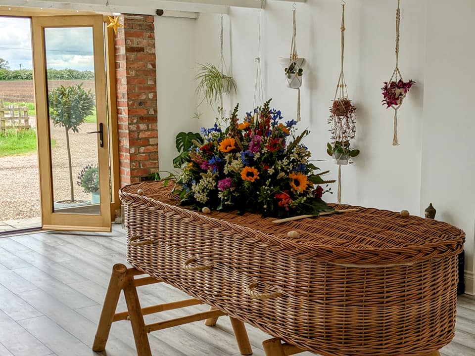 phoenix_coffin's tweet photo. Beautifully handcrafted from natural wicker
#AshesCasket #ashesurn ##willowcoffin #wickercoffin #handcrafted #wovencoffin #ecoconscious https://t.co/k4WVHI2yWg