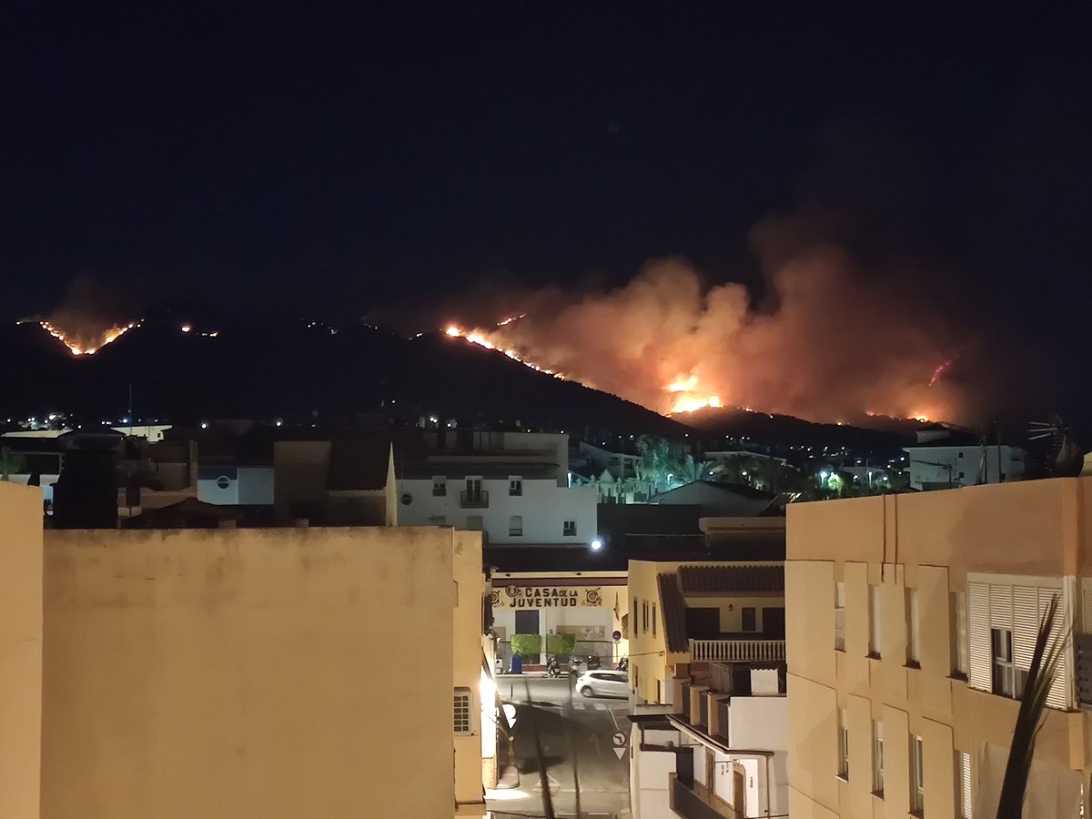 FGPersonTrainer's tweet photo. @DarkkangRP Ésto fue anoche desde el centro de Alhaurín de la Torre. Muchos kilómetros de fuego hasta Alhaurín el Grande. Hoy ha mejorado pero hay que seguir peleando hasta la total extinción. Lo difícil vendrá después para repoblar la sierra de manera efectiva. https://t.co/hxcrdvNI38
