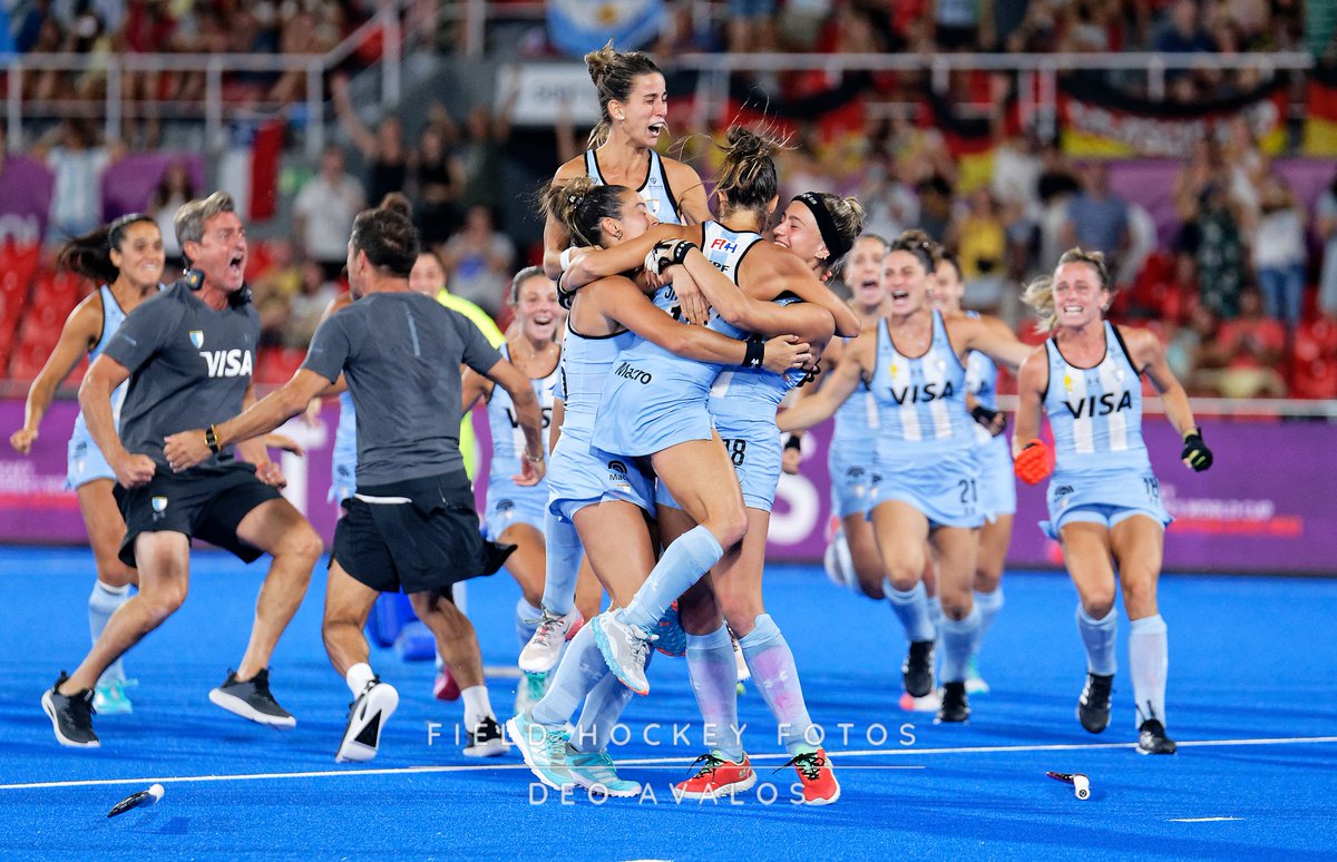 ElGatriarcado's tweet photo. El mejor deporte del mundo y la mejor selección del mundo!
Vamos Leonaaaas, vamos por esa copa Argentina!
#WHWC #TERRASSA2022 #LasLeonas #Argentina #WomensSports https://t.co/tWuwODut8L