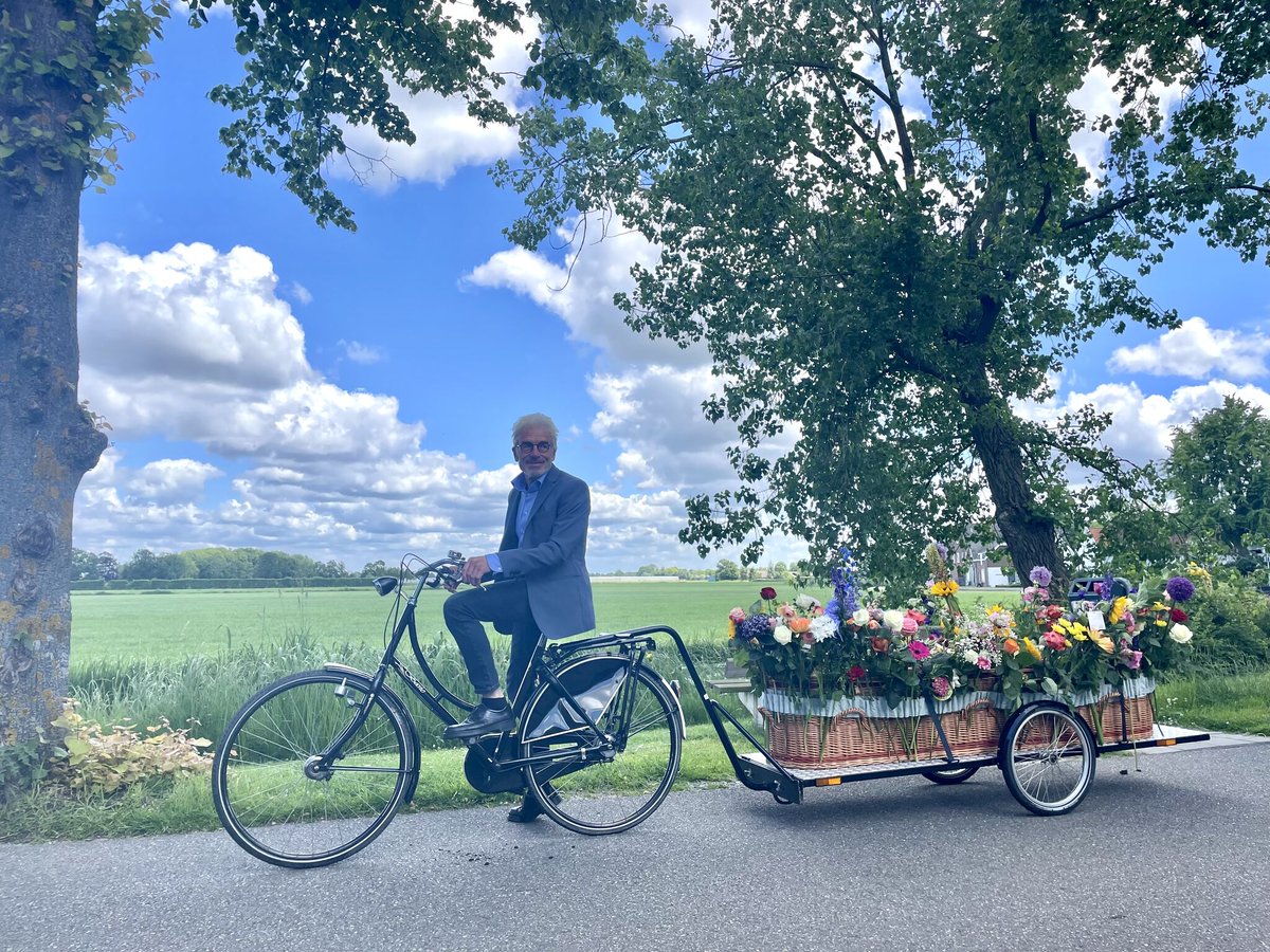 Share: I love when people dare to make their own choices for a farewell that suits them perfectly. When everyone said goodbye, a flower was placed in the ribbon around the funeral willow coffin. It becomes a very loving and beautiful whole. #Green funeral