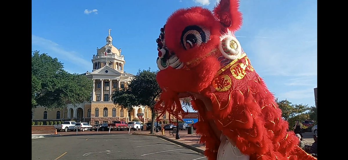 ArtsInMarshall's tweet photo. The #UnitedStatesKungFuexchange, under the direction of #GrandMasterRaymondFogg, performed a #liondance in honor of #MarshallTexas' own Sifu #JohnCheng at the July #ThirdSaturdayWeekend in downtown. #ArtsInMarshall #MRAC https://t.co/grucb71nML