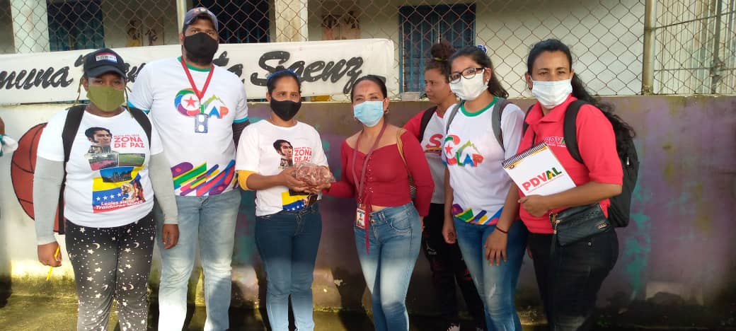 R2Patriotex's tweet photo. 2.650 familias fueron atendidas en la #FeriaDelCampoSoberano en los municipios Caracciolo Parra y Olmedo y Sucre, dónde a través de @PDVAL_OFICIAL recibieron el combo proteico, así como atención integral de la mano de las distintas instituciones que participaron en la jornada https://t.co/IhHjDOp9kc