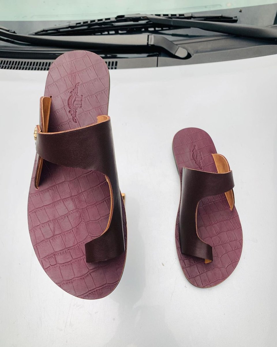 stmattventures's tweet photo. Simple OneToe slides 🤎🖤
Pure leather💯
DM for inquiries ✨

#leather #stmatthews #handmade #handcrafted #affordable 
#TintsAndShades #StreetFashion #mensfashion #menswear #mensgrooming #menstyle #footwear #shoes #slides #surulere https://t.co/1lHMAeb4x8