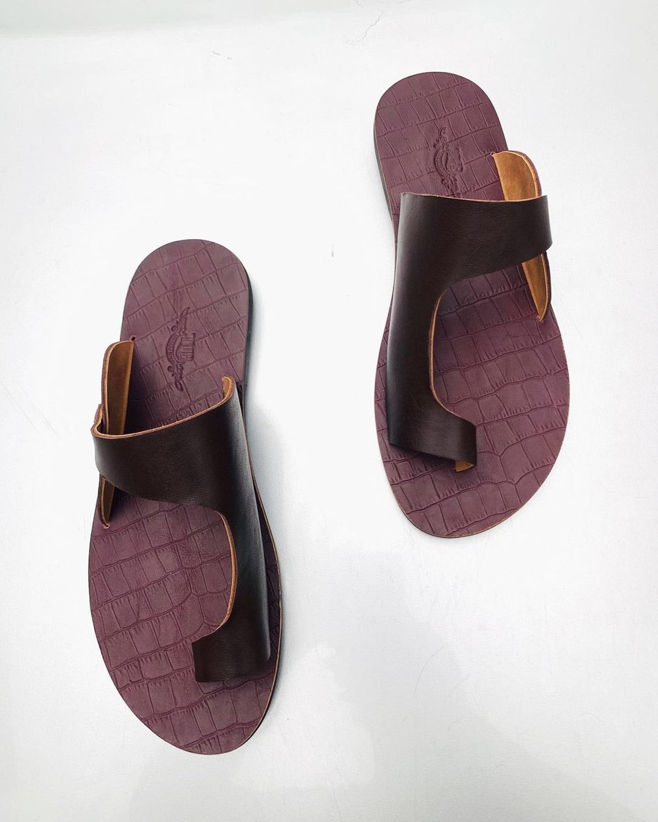 stmattventures's tweet photo. Simple OneToe slides 🤎🖤
Pure leather💯
DM for inquiries ✨

#leather #stmatthews #handmade #handcrafted #affordable 
#TintsAndShades #StreetFashion #mensfashion #menswear #mensgrooming #menstyle #footwear #shoes #slides #surulere https://t.co/1lHMAeb4x8