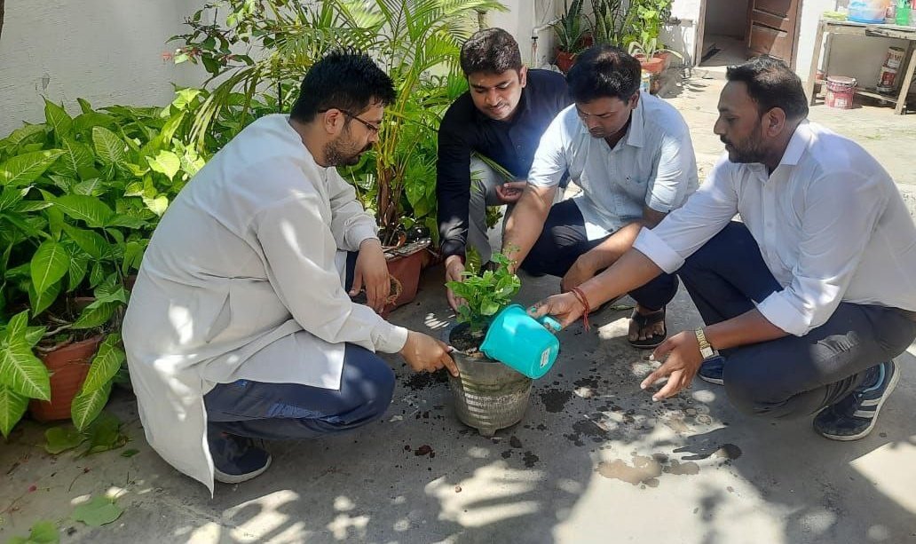 Vivek_Viudh's tweet image. आज विभिन्न संस्थानों में हरेला पर्व पर वृक्षारोपण किया गया । लोक पर्व #हरेला_पर्व संस्कृति एवं हरियाली के संगम का प्रतीक है, ये प्रकृति के संरक्षण एवं संवर्धन का स्पष्ट संदेश देता है।इस कार्यक्रम में रहे आप सभी महानुभाव का हृदय से आभार।
#RCP_Roorkee
#BSI_Roorkee
#RDC
#IIT_Campus