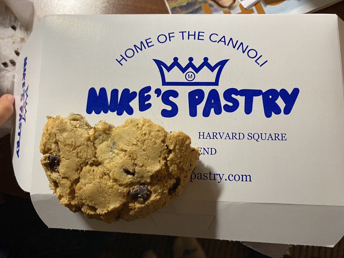 kaleo_ksmes's tweet photo. Was in Boston in the fall, saw these white/blue boxes everywhere. Located Mike’s Pastries in the Italian district. Fam enjoyed the cannolis & other treats. For me, I’m always searching for the world’s greatest chocolate chip cookie & Mike’s is the bomb! Wow! #wgccc #bostonbest https://t.co/VT9toNQfsH