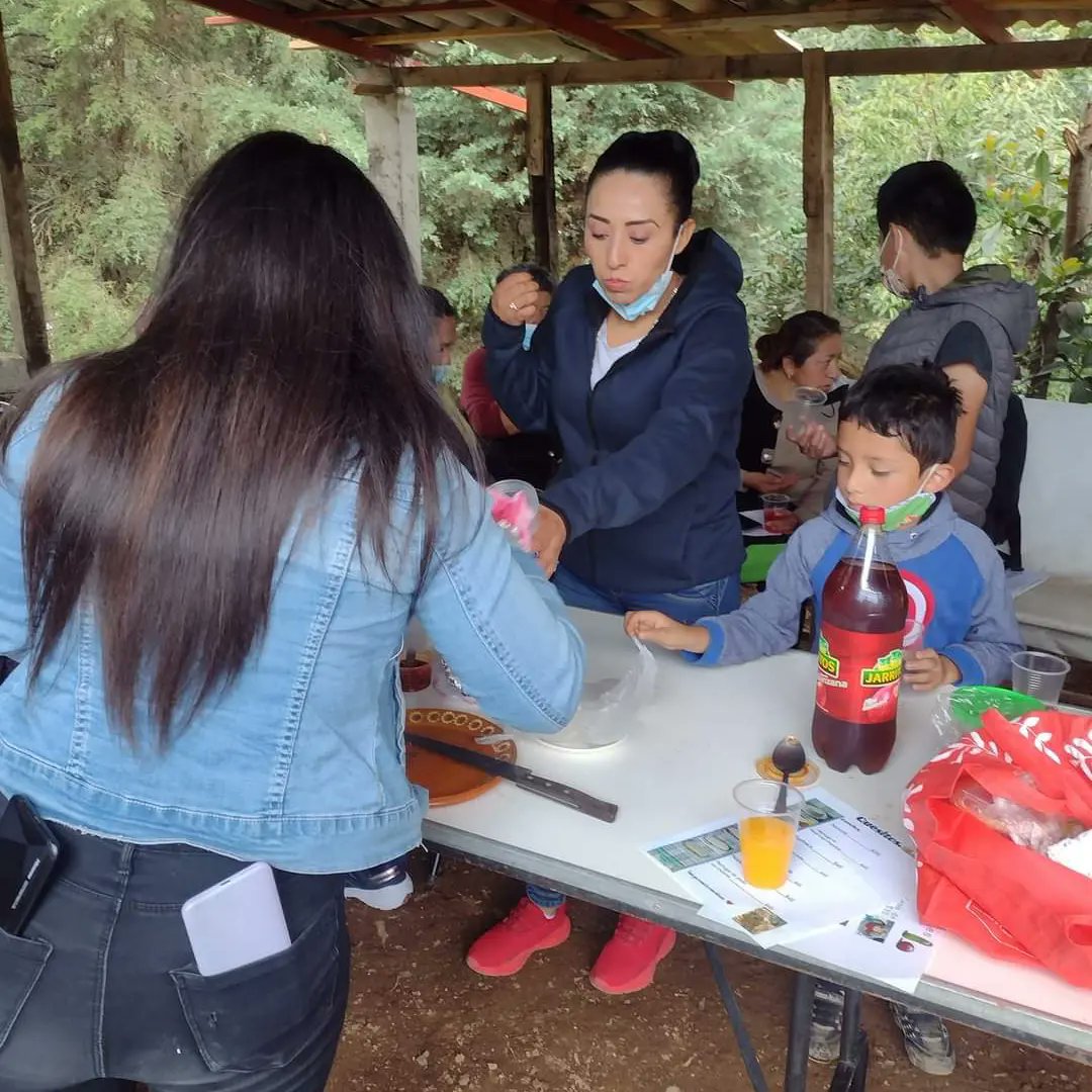 EV_EdoMex's tweet photo. #Huixquilucan felicitamos a nuestras compañeras de #EmpoderadasYValientes por el primer curso de elaboración de queso. Una actividad que podrá generarles ingresos extra a nuestras mujeres Huixquiluquenses. #EVEdoMéx 💙🤝💜 https://t.co/AdHucFlrSB