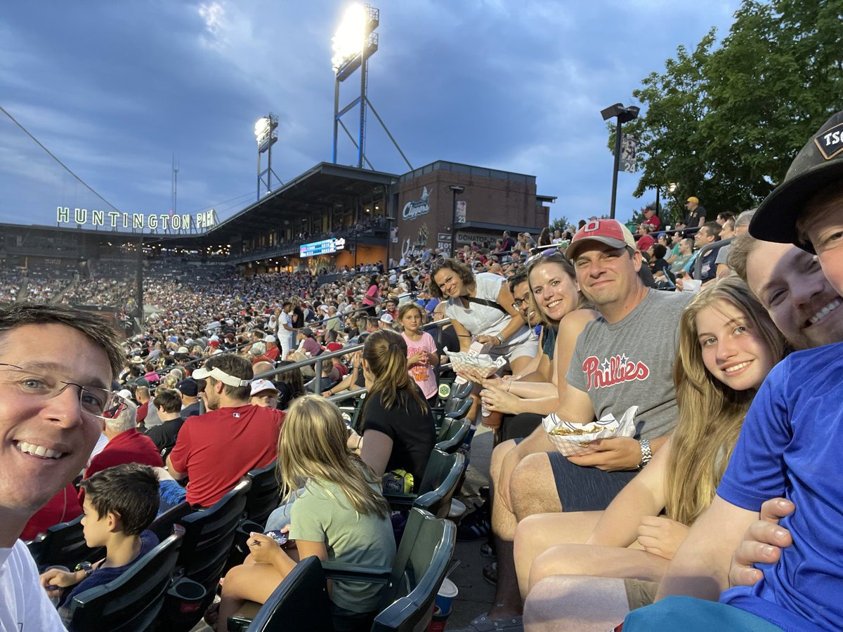 timpawlik's tweet photo. What a beautiful night in C-🚌 at #HuntingtonPark watching a #Clippers ⚾️ game with @OhioStateSurg #SurgOnc faculty and fellows!! Awesome to be a #Buckeye! Love 🧢baseball! #GoodTimes with #greatpeople ⭕️🙌🙏⭕️ https://t.co/tpkmzBPyXi