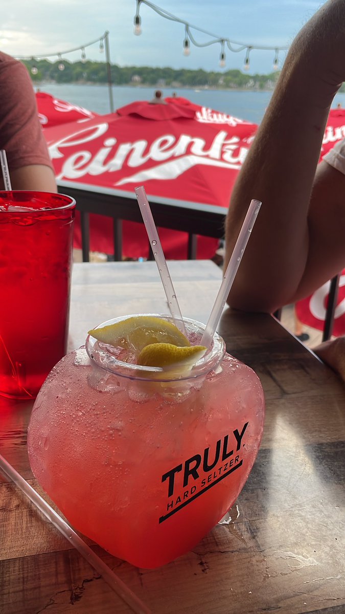 DougRowe15's tweet image. Drinking Bomba Juice @charliesonprior after a great day on the lake! @grayduckspirits @chadgreenway52