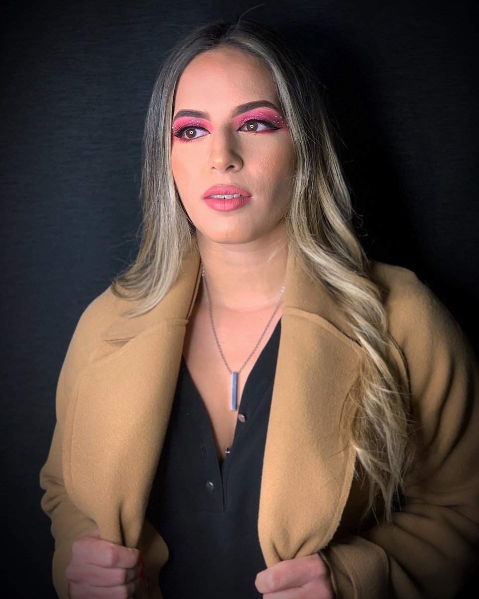 Luzparedesmake's tweet photo. ✨💖 𝑀 𝑎 𝑟 ✨💖
•
•
Glam Shine Makeup •••
Mucho brillo y piedras ✨✨
Look dw la cumpleañera de hoy 
#makeup 
#maquillaje 
#maquillajeojos 
#maquillajebrillos 
#destellos 
#euphoria https://t.co/OBWmtDMftE