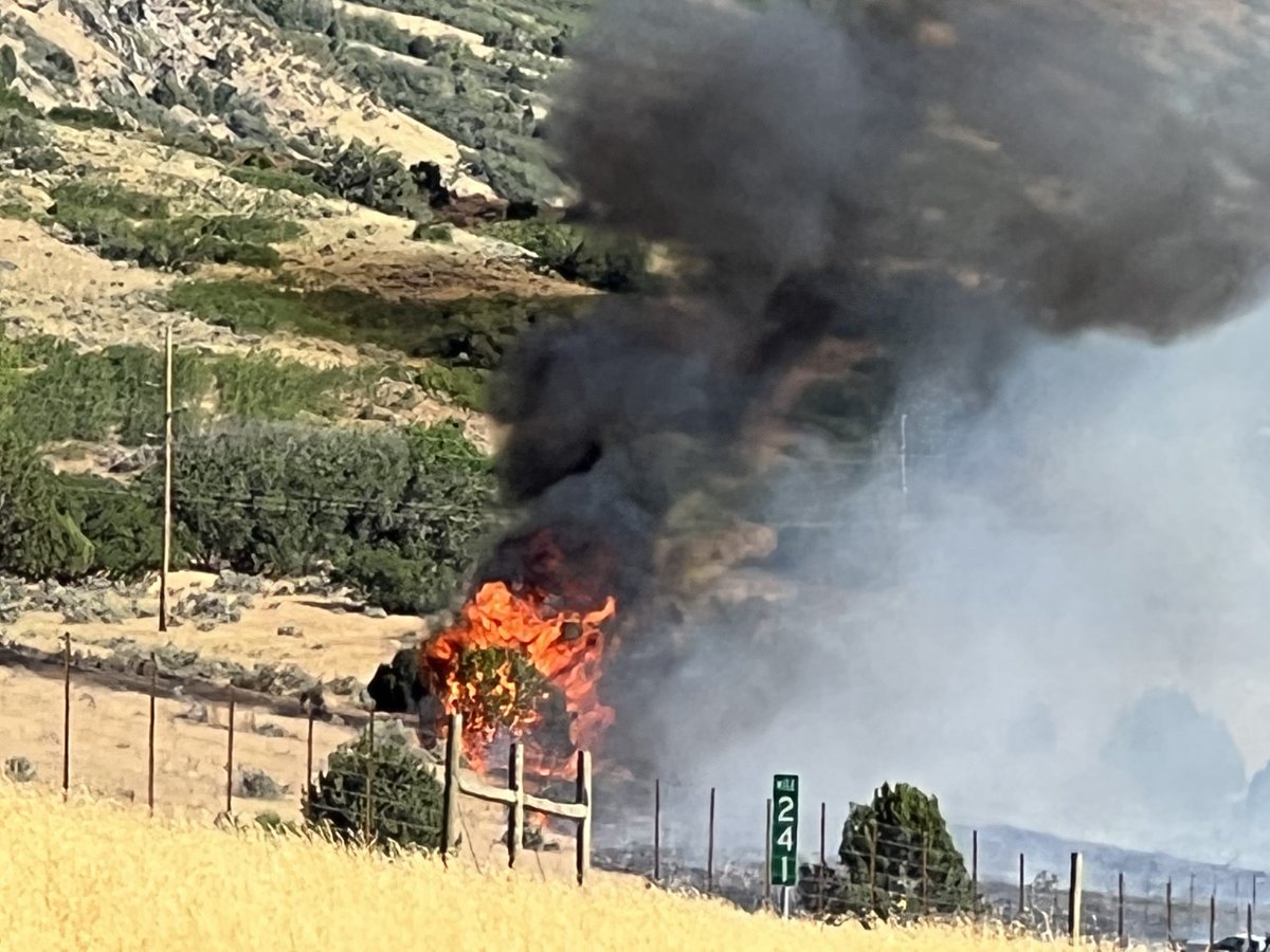 NEW WILDFIRE: The #PrecisionFire is burning just off I-15 a few miles south of Santaquin. Details: bit.ly/3RyRKWR

(Photos by Angella Garlick)
