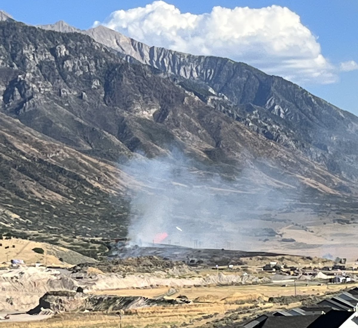✈️ Couple of SEATs (single engine air tankers) from Tooele SEAT base are working initial attack along with a helicopter 🚁. 

Estimated at 30+ acres. 

On the plus side for drivers, traffic is flowing thru the area on I-15. #PrecisionFire …
