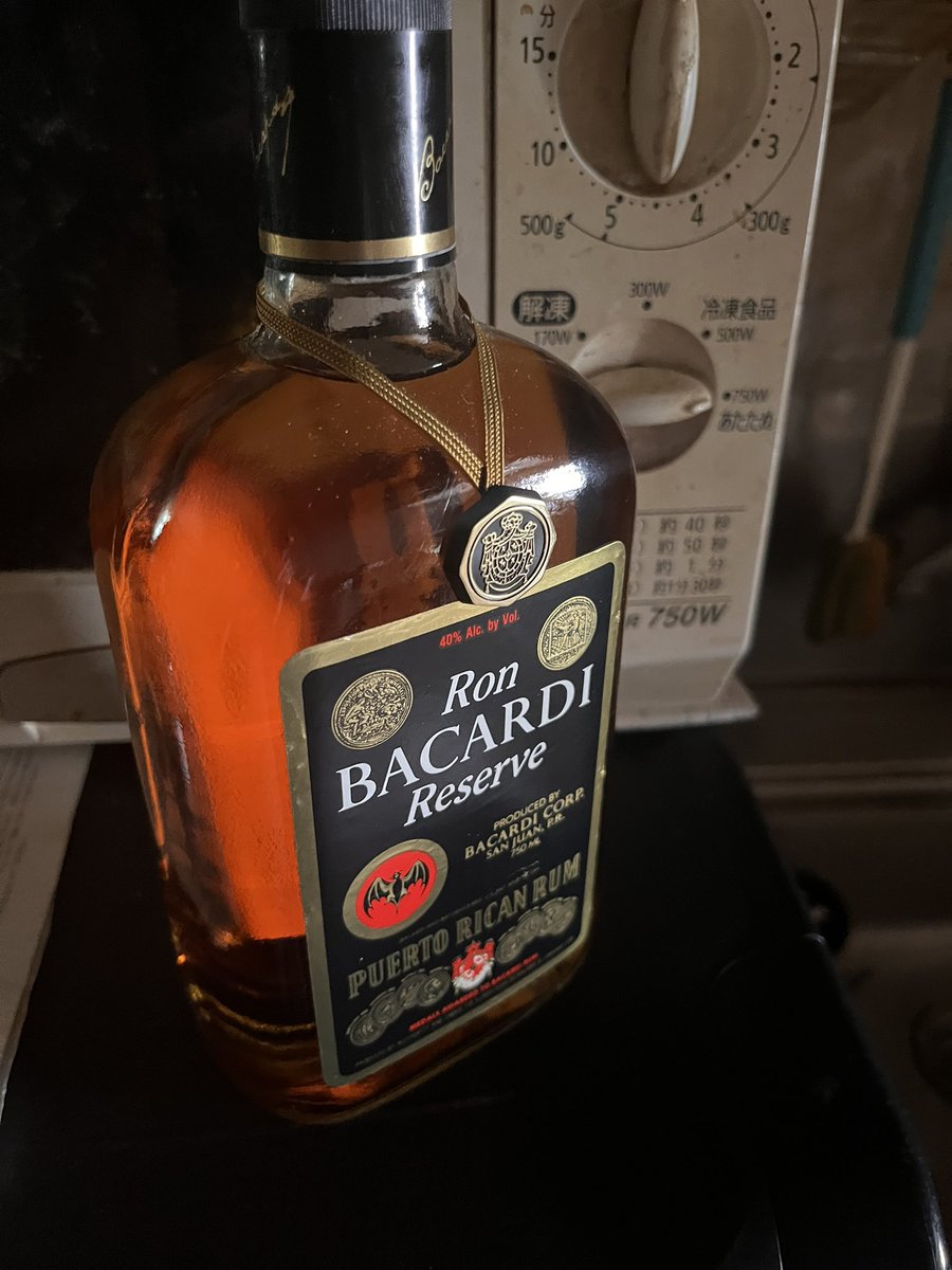 AtomicYamanaka's tweet photo. 🔳贈り物
希少古酒
ゲットは良いが
オレは下戸
一生に一度で良い
酒うめー!って
心から言ってみたい
#Bacardi #OldRum for my friend’s birthday
🔳ライブ
#OverWorkers
7/17 #くにたち地球屋
#guitar #fender #博多弁 #ギタリスト #川柳 #歌ってみた #弾いてみた
#Curry #Ramen #RocknRoll https://t.co/OOFnqpw1qq