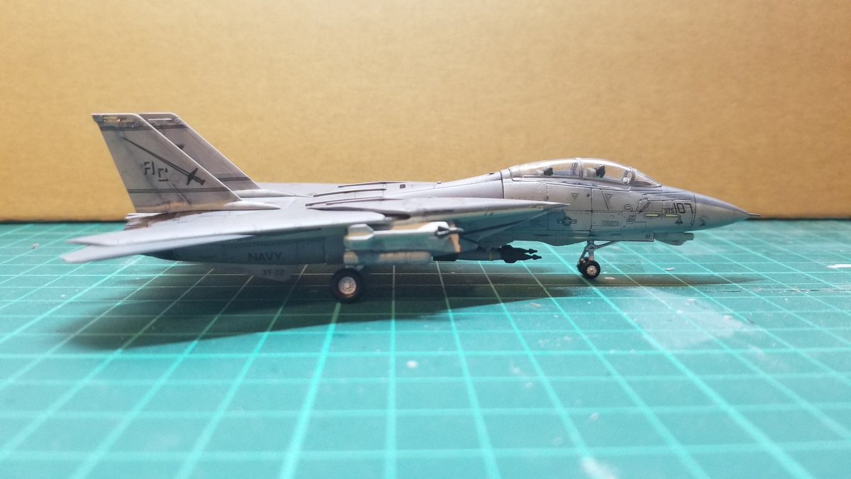 I53o3GhKkcrK4ro's tweet photo. エフトイズ トムキャットメモリーズ2 F-14B VF-32 スウォーズメン ボムキャットにしました。AN/AAQ-25が無くAN/AAQ-28がついているのはご愛嬌(^-^;
#144スケモ #トムキャット #VF32 #ボムキャット #エフトイズ #scalemodel https://t.co/vXkJkg2FBi