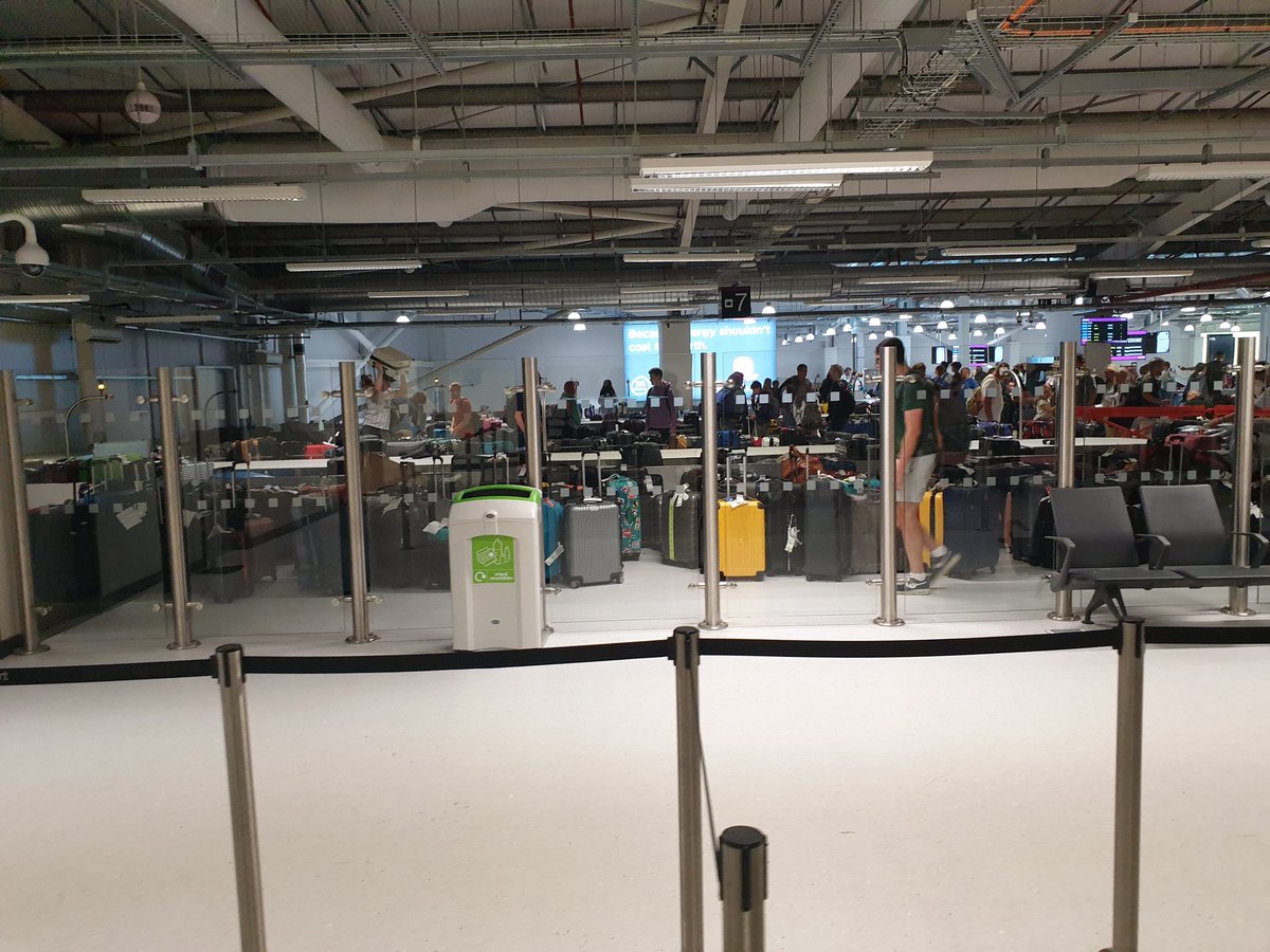 jp_morr's tweet image. Turns out if it takes longer than 60 minutes for people to get from the plane to the luggage carousel it completely blocks up. Absolute shambles here in #EdinburghAirport. Utterly useless.