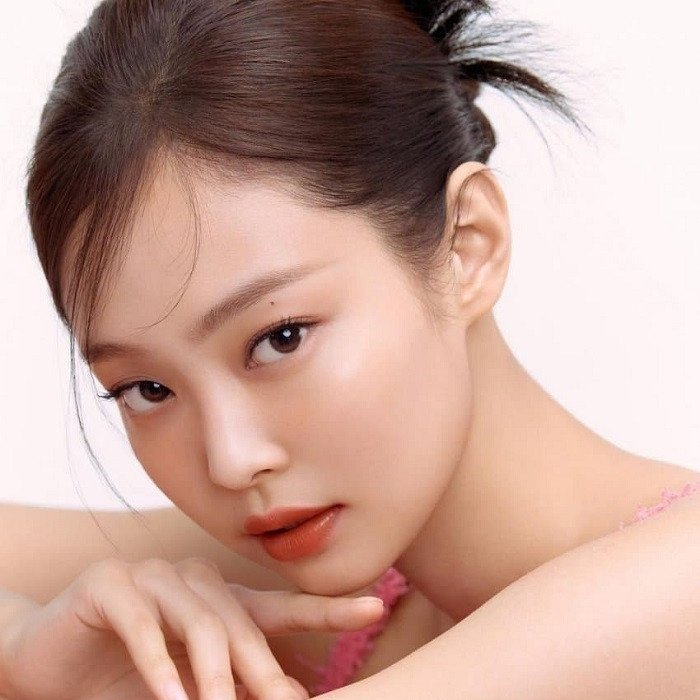 sboficial's tweet photo. 🚨 Jennie (BLACKPINK) é confirmada em “The Idol”, nova série de drama da HBO protagonizada por The Weeknd e Lily-Rose Depp.

JENNIE IN THE IDOL https://t.co/ob3w6W4Akm