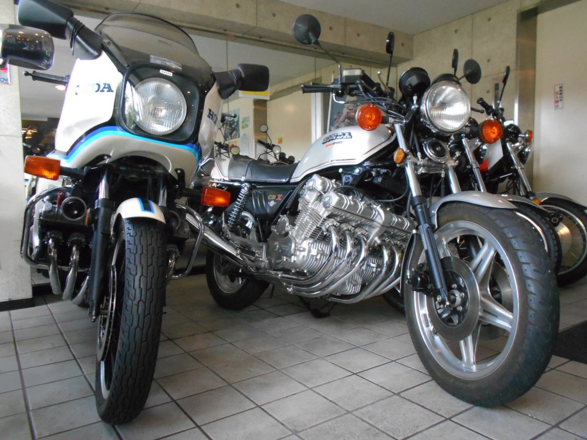 ZeppanUematsu's tweet photo. 1982 HONDA CBXc 1979 HONDA CBXz
期間限定・超低金利「THE ビッゲスト・チャンス」実施中~っ!!
いっそ禁じ手、「揃えちゃう」もアリ?!
#CBXc #CBXz #CBX #CBX1000 #ホンダ #バイク
「ウエマツ東京本社」の詳細はコアラ⇒ https://t.co/gFWtRz9MU0 https://t.co/EVocbrRnuy