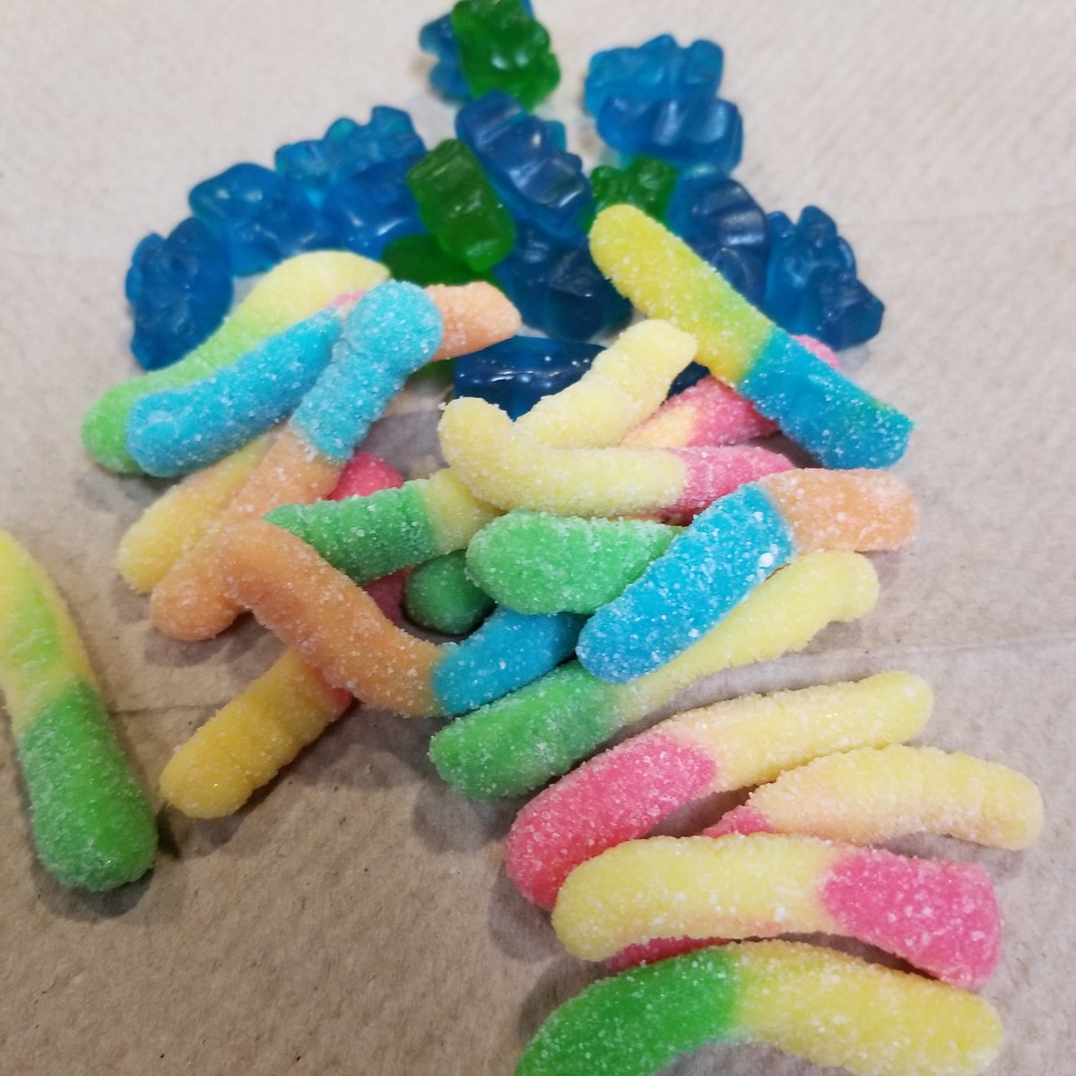 BodenTweets's tweet photo. Producer @ShawnHaugh_ keeping @WGNTV Sports energy levels UP with these treats! SugarBuzz on 9p @WGNNews with #WhiteSox #Cubs #Bulls #skytown #FireFC #TheOpen highlights then more on 10:30 @GNSportsTV with @Andy_Masur1 & @lamondpope joining us on Sox from Minni https://t.co/6TmehKLvir