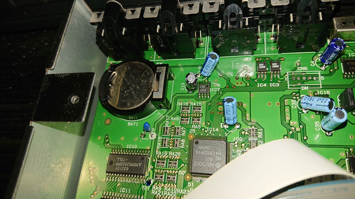 やっと重い腰を上げてYAMAHA MU90を開けてみた。 ネジが種類がまちまち