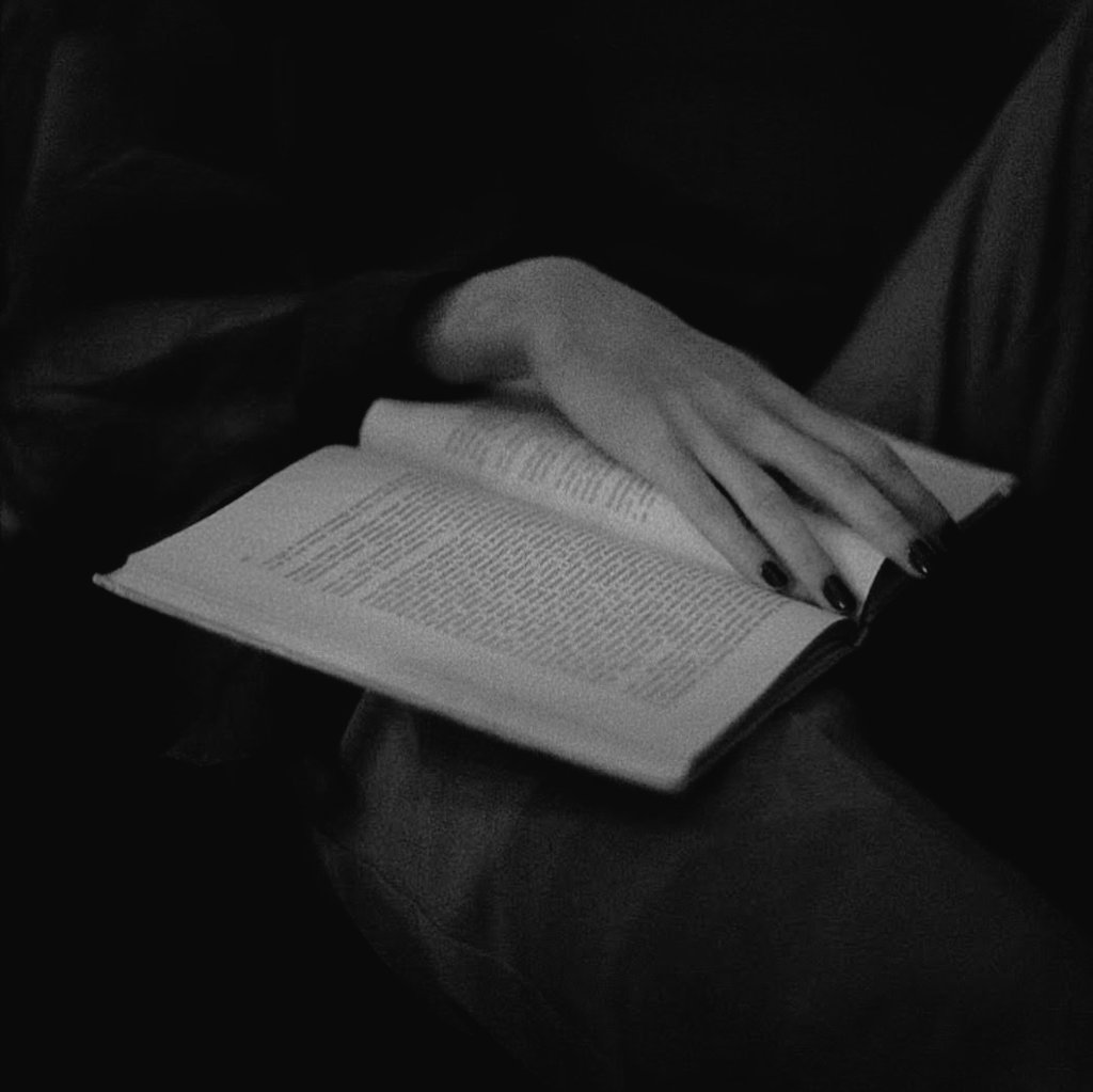 rhyscazriel's tweet photo. "Livros e música me salvam porque foi através deles que percebi que eu não estava sozinha no meu amor obsessivo por palavras e música." https://t.co/xhmx0cZizc
