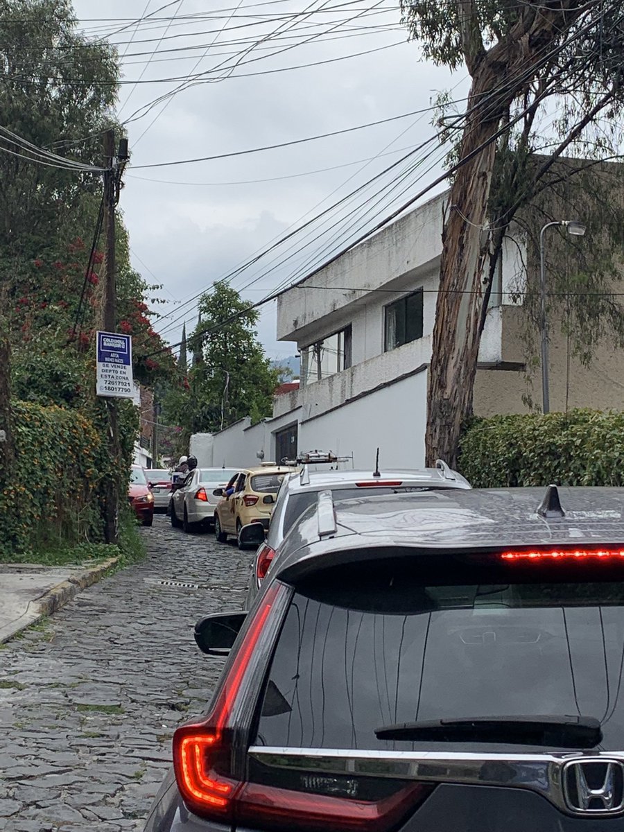 graceoce's tweet photo. @ALaMagdalenaC nunca llegó nadie de la alcaldía para ayudar. Sólo vecinos que trataron de ayudar. Más de media hora así. https://t.co/XUmlM0d0ev
