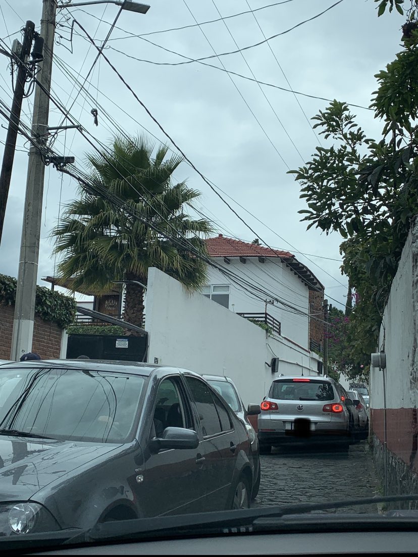 graceoce's tweet photo. @ALaMagdalenaC nunca llegó nadie de la alcaldía para ayudar. Sólo vecinos que trataron de ayudar. Más de media hora así. https://t.co/XUmlM0d0ev