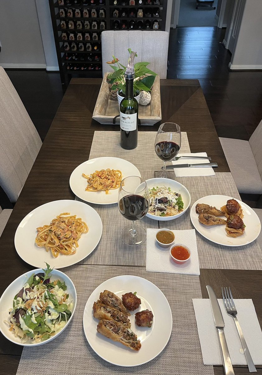jgcabal's tweet photo. Atendiendo a la autoridad de la casa en su cumple 👌🍝🍷🎂
#matripuntos https://t.co/4tUoWJW8kh