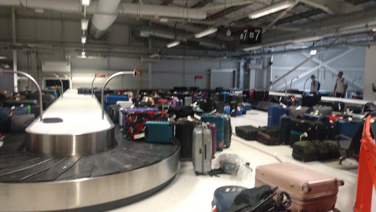 S200SHIE's tweet image. Welcome to the UK, what a disgrace #edinburghairport