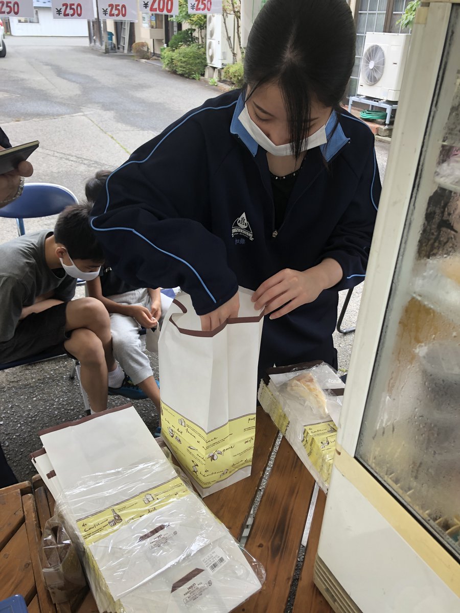 CAN25043358's tweet photo. 7/10 #軽トラ市 にて、沢山の #雫石高校生 が活躍しました。
#雫石 #虹色コンパス 早いもので、あれから1週間 #県立高校 #岩手県 #探究 https://t.co/ECBLnVwr0j