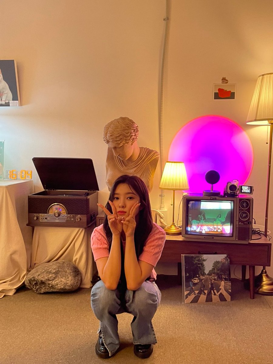 dayeonkkim's tweet photo. there are two cats here. can you spot them? 🐈🐈 https://t.co/zG3E920gFz